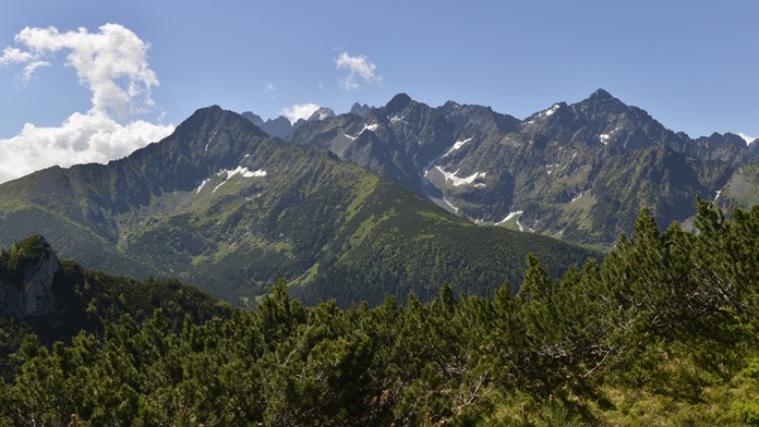 Ranné Tatry zo Zadných Meďodolov, v strednom vľavo je Jahňací štít, uprostred Kolový štít a vpravo Ľadový štít.