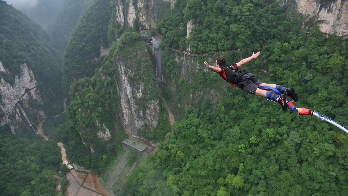Bungee jumping na sklenenom moste v Číne