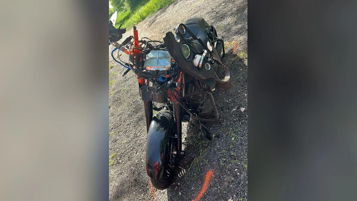 Motorka motocyklistu bez známok života.
