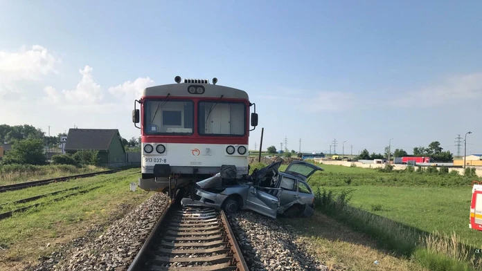 Zrážka vlaku s automobilom.