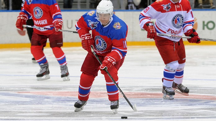 Ruský prezident Vladimír Putin na hokejovej exhibícii v Soči.