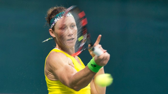 Samantha Stosurová počas fedcupového zápasu proti Jane Čevelovej.