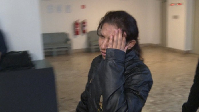 Denisa, ktorá v novembri 2015 porodila dievčatko a prehodila ho cez plot.