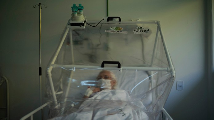 Žena s ochranným rúškom na stanici metra v Soule.