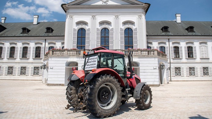 Odparkovaný traktor pred Prezidentským palácom.