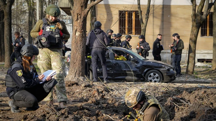 Vojenskí experti skúmajú miesto ruského bombového útoku, pri ktorom zahynulo niekoľko ľudí v meste Charkov.