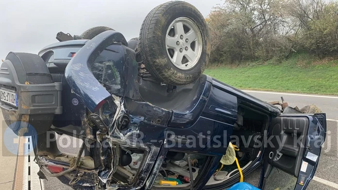 Dopravu na diaľnici D1 ochromila nehoda džípu so zelenou sušinou. Desiatky kilometrov dlhé kolóny sú aj na D2