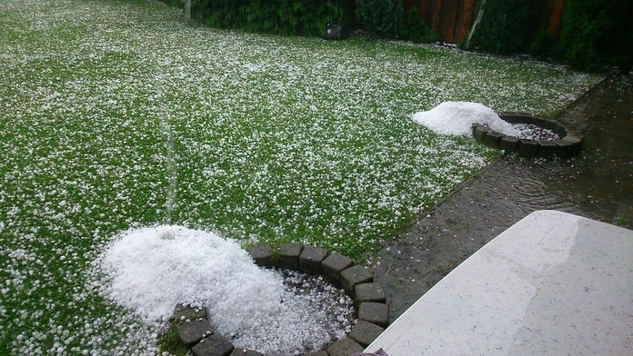 Krúpy po búrke v Liptovskom Mikuláši