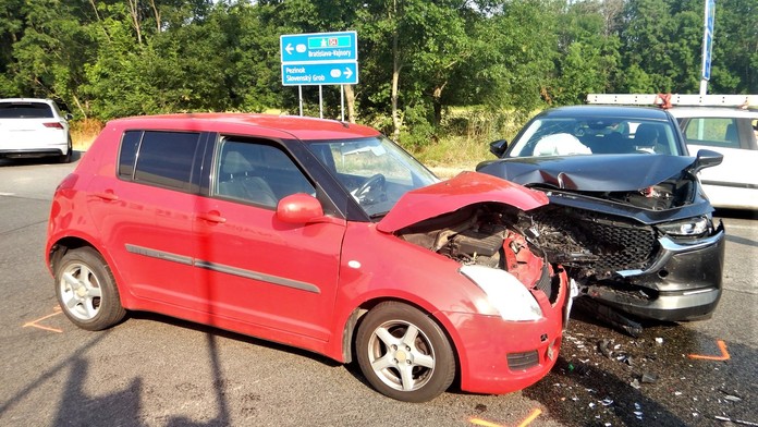 Zrážka dvoch áut v Chorvátskom Grobe. Vodičku museli previezť do nemocnice