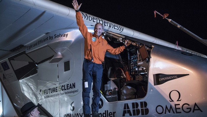 Na snímke Bertrand Piccard máva divákom pred vzlietnutím experimentálneho lietadla Solar Impulse 2.