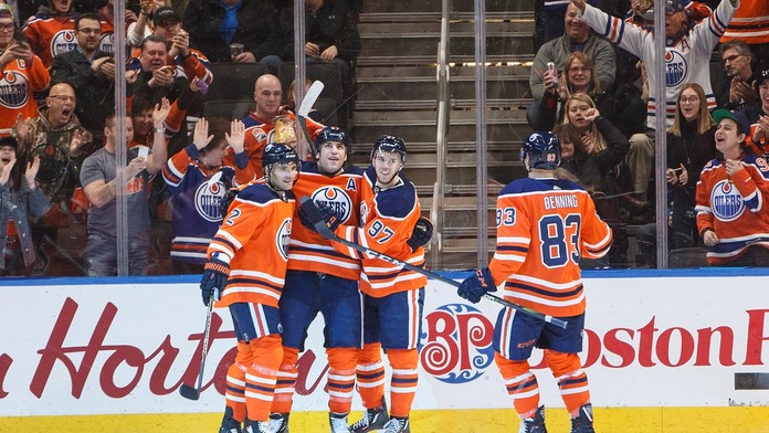 Na snímke zľava hráči Oilers  - Slovák Andrej Sekera, Milan Lučič, Connor McDavid  a Matthew Benning  oslavujú gól.