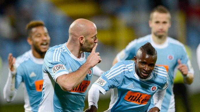 Gólová radosť futbalistov Slovana, zľava Lester Peltier, strelec gólu Róbert Vittek, Seydouba Soumah a v pozadí Erik Grendel.