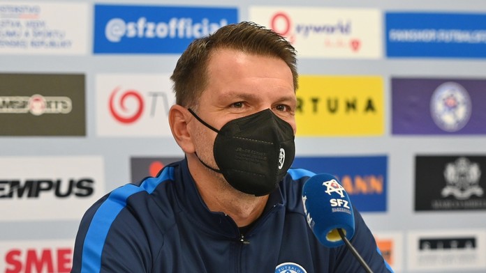 Štefan Tarkovič počas tlačovej konferencie pred kvalifikačným zápasom proti Slovinsku.