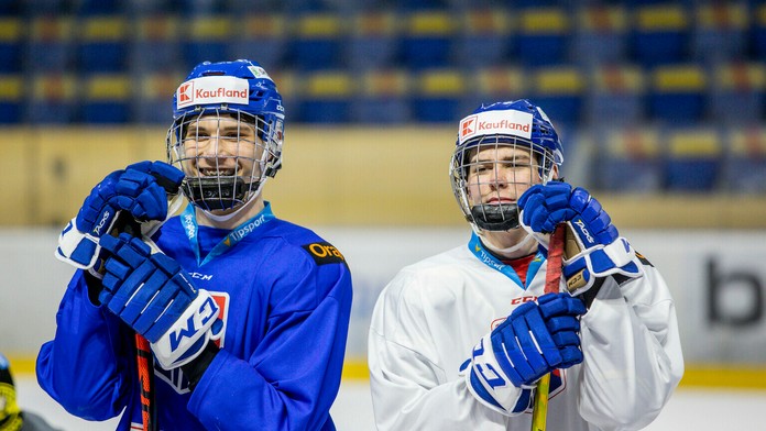 Juraj Slafkovský a Šimon Nemec na tréningu seniorskej reprezentácie.