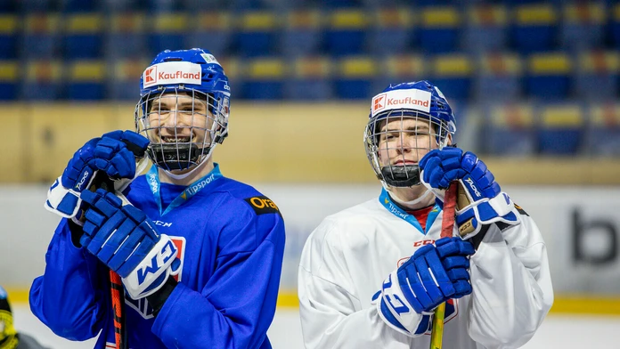 Juraj Slafkovský a Šimon Nemec na tréningu seniorskej reprezentácie.