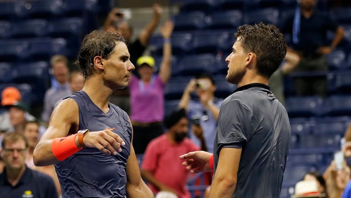 Španielsky tenista Rafael Nadal  a Rakúšan Dominic Thiem si podávajú ruky po zápase  štvrťfinále US Open.