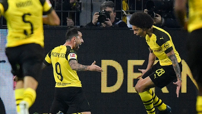 Futbalista Dortmundu Paco Alcacer (vľavo) sa teší po strelení víťazného góla 