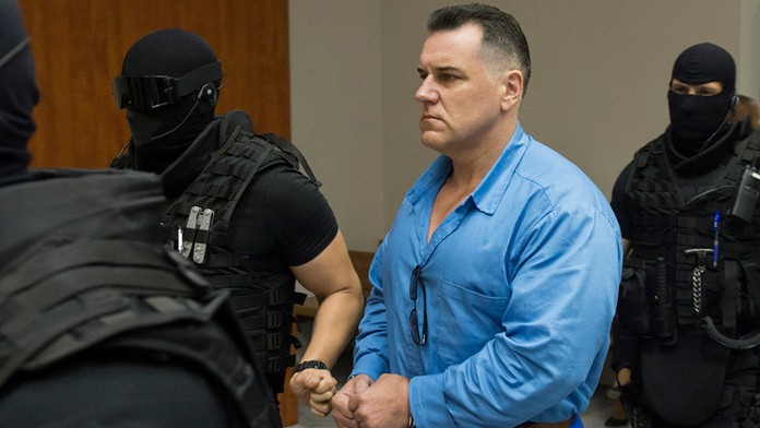 Mikuláš Černák prichádza na súdne pojednávanie v sprievode justičnej stráže v Bratislave.