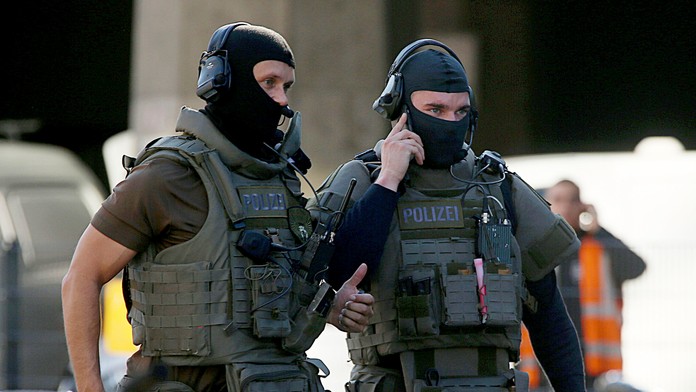 Špeciálne policajné jednotky zasahujú na hlavnej železničnej stanic v Kolíne nad Rýnom.