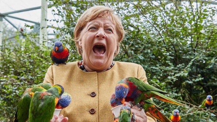 Angela Merkelová počas návštevy vtáčieho parku v Rostocku.