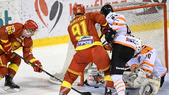 HK Dukla Trenčín - HK Dukla Ingema Michalovce v štvrtfinále.