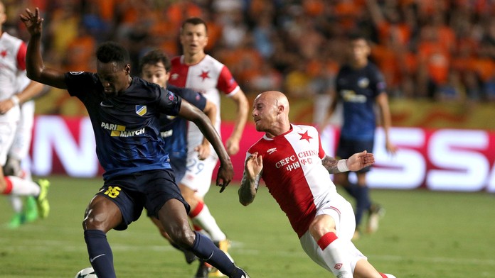 Vinícius (vľavo) z APOELu uháňa pred Miroslavom Stochom zo Slavie Praha v prvom dueli predkola play-off LM.
