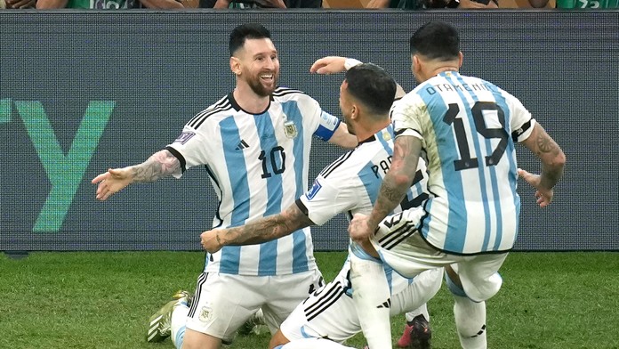 Francúzi podpisujú petíciu za zopakovanie finále MS vo futbale. Messiho druhý gól vraj nemal platiť