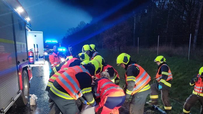 Hromadná nehoda pri Plzni. Vodič vošiel do protismeru, nasledovala tragická čelná zrážka