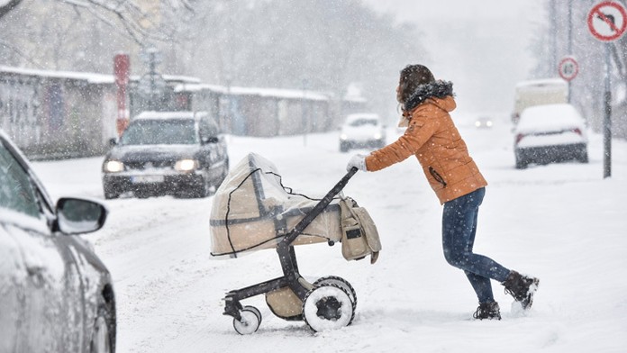 Zaparkované autá počas hustého sneženia v Bratislave.