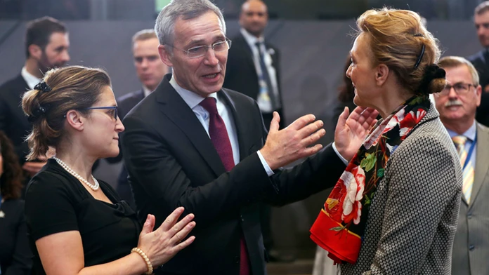 Na archívnej snímke generálny tajomník NATO Jens Stoltenberg, vpravo Marija Pejčinovičová Buričová.