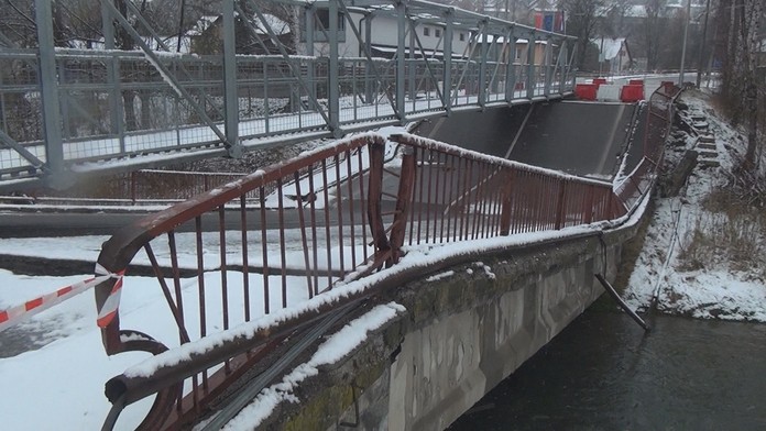 Spadnutý most v Trstenej.