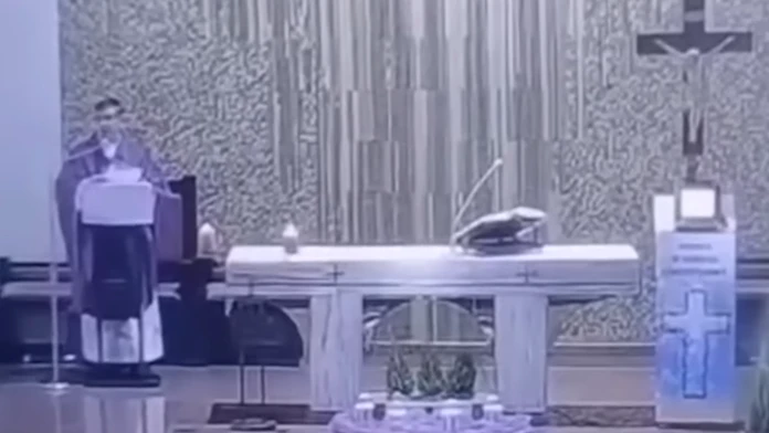 VIDEO: Poľský kňaz poúčal veriacich, čím ho majú pohostiť, keď im príde po Vianociach požehnať