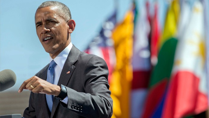 Obamovi preletela nad hlavou stíhačka, potom sa zrútila.