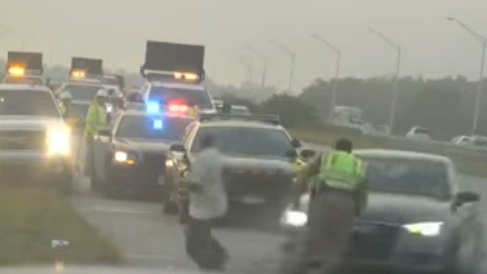 Auto naberá policajta.