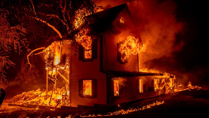 Dym horí počas lesného požiaru Dixie Fire v kalifornskom Janesville.