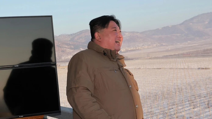 Na snímke vodca KĽDR KIm Čong-un počas odpaľovania strely Hwasong-18.