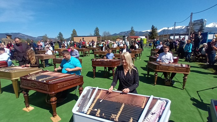 Na snímke účastníci pokusu o rekord hrajú na cimbaloch počas pokusu o nový slovenský rekord. Na jednom mieste zahralo naraz 31 cimbalistov pieseň „Darmo ma mamičko“ a zapísali sa tak do Knihy Slovenských rekordov. 