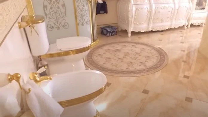 Luxusná kúpelňa v dome jedného zo zadržaných.