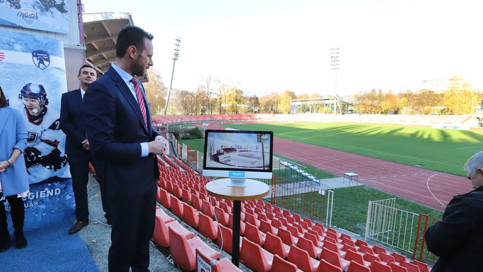 Riaditeľ Pro-hokeja Richard Lintner počas predstavovania Winter Classic.