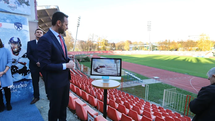 Riaditeľ Pro-hokeja Richard Lintner počas predstavovania Winter Classic.