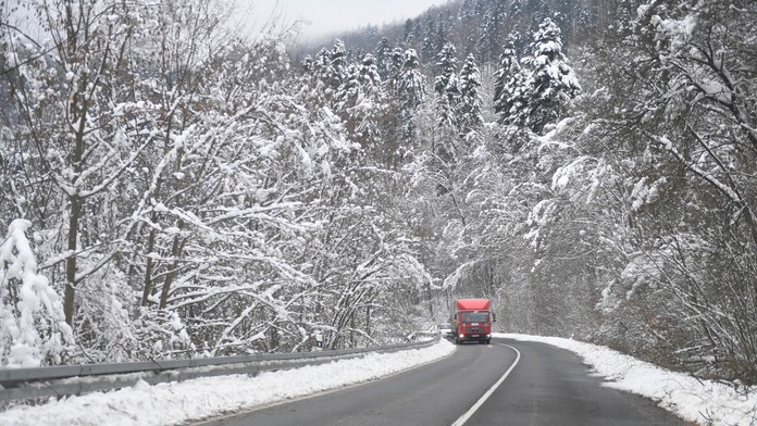 Meteorológovia varujú, Slovensko v utorok potrápi sneh aj silný vietor