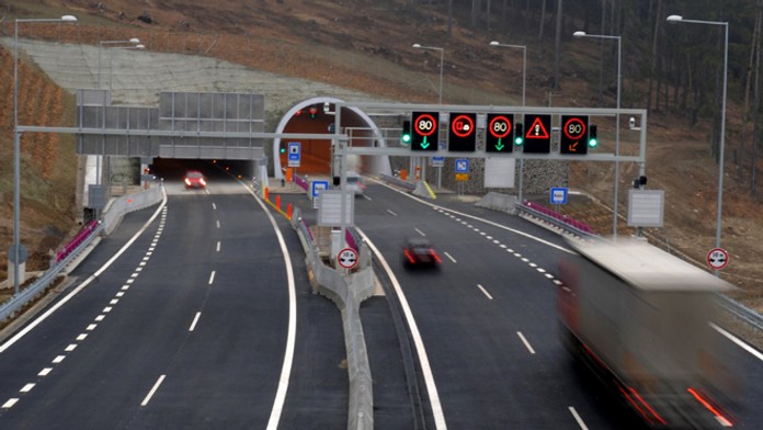 Premávka pred tunelom Bôrik na diaľnici D1 v úseku Mengusovce - Jánovce.