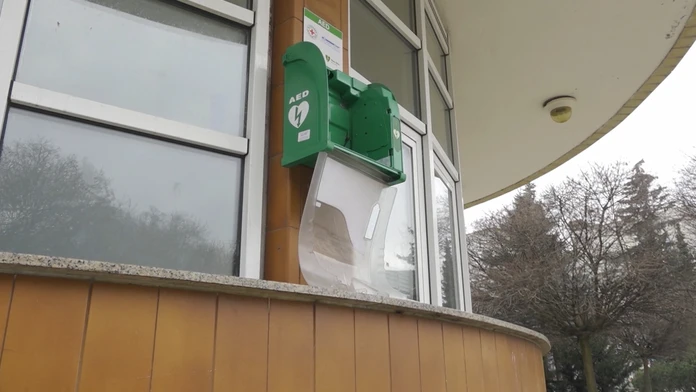 Na fotke Britney bez topánok po odchode zo súdu, kde ju sprevádzala jej matka Lynn (máj 2019)