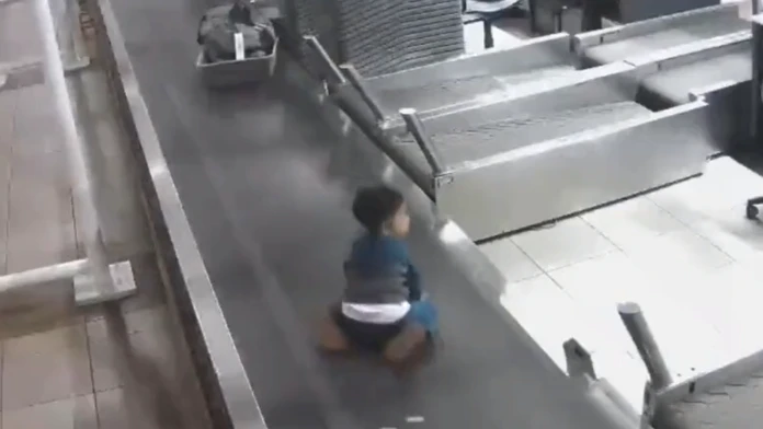VIDEO: Chlapec (3) ušiel rodičom a na páse zmizol v útrobách letiska