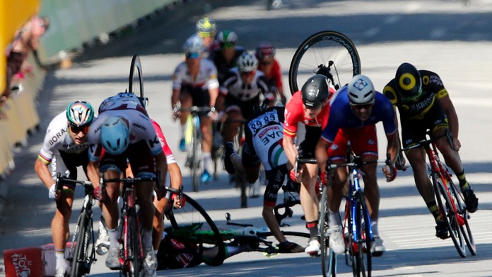 Kolízia v 4. etape Tour de France, vzadu vľavo leží Mark Cavendish.