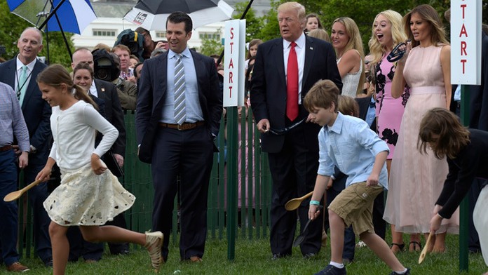 Trumpovi prišlo na kotúľanie vajíčok do Bieleho domu menej ľudí než Obamovi 