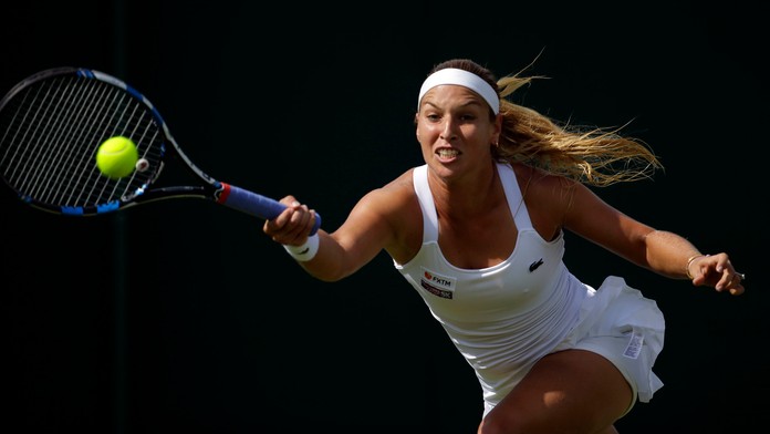 Dominika Cibulková v dueli proti Andrei Petkovičovej v 1. kole Wimbledonu 2017.