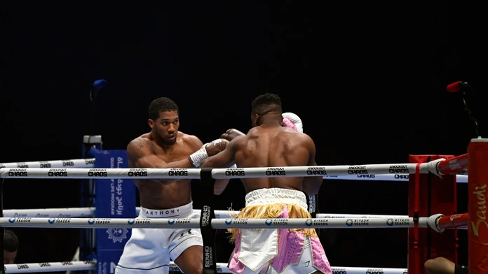VIDEO: Očakávaný súboj sa skončil tvrdým KO. Joshua nedal šampiónovi UFC šancu