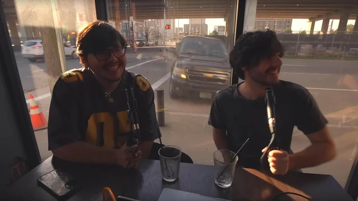 VIDEO: Desivý zážitok pri nahrávaní podcastu. Do výkladu kaviarne, za ktorým sedeli youtuberi, vletelo auto