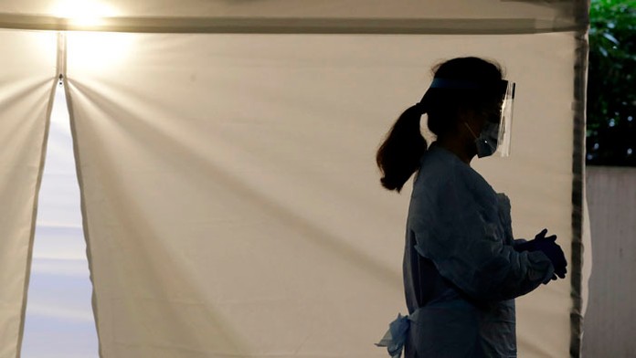 Prázdna Sedlárska ulica so sochou  Schöne Náciho v centre Bratislavy .